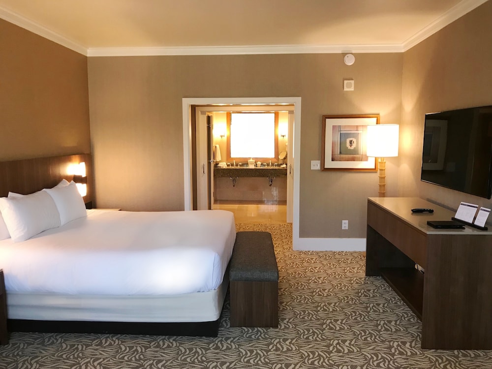 Hospitality Suite + 2 Queen Beds with Pool View