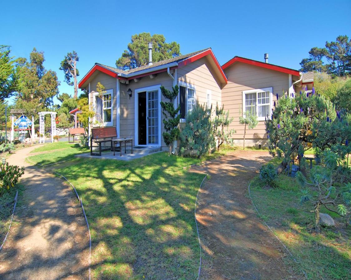 One-Bedroom King Cottage with Fireplace & Kitchnette