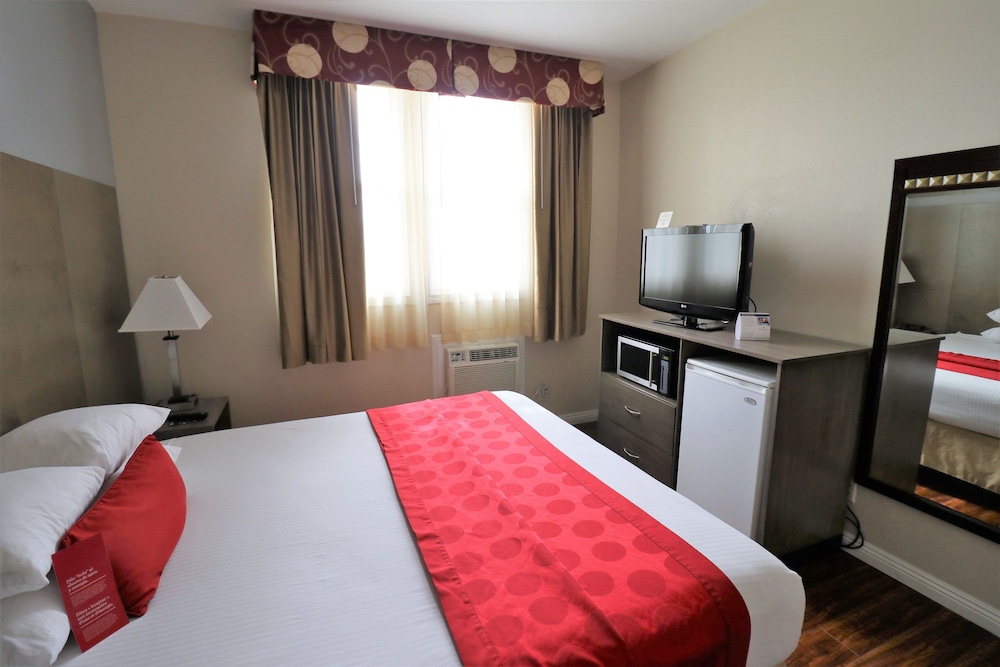 2 Queen Beds, Two-Bedroom, Mobility Accessible Suite, Non-Smoking